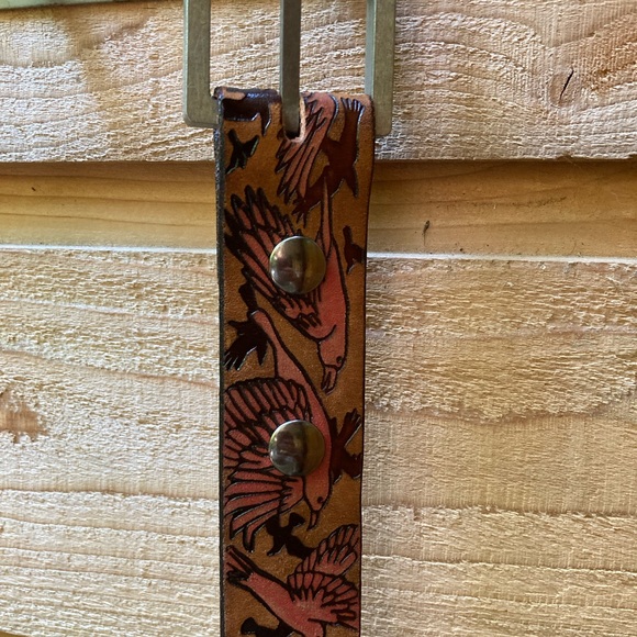 Hand tooled leather belt with pink birds - Picture 2 of 12